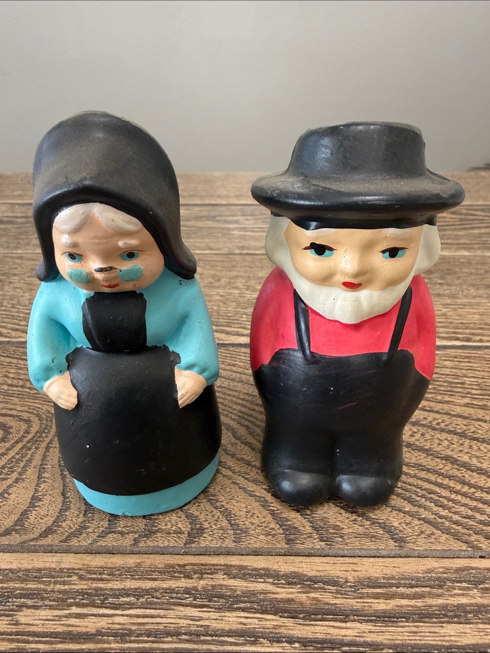 Vintage Amish Husband & Wife Farmers Hand painted Ceramic Salt &‎ Pepper Shakers